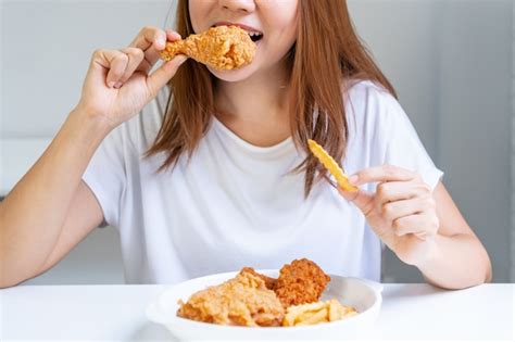 Premium Photo Happy Woman Laughing While Holding Fried Chicken