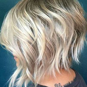 Préférez un carré plongeant assez court pour donner encore plus d'harmonie à votre visage. Carré plongeant dégradé : 30 modèles tendance