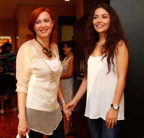 Tivemos o 'golpe de sorte' de contracenarmos os três pela 1.ª vez nesta ótima série! Sara Barradas e Maria João Abreu são amigas - Holofote
