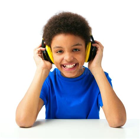 Música Que Escucha Del Escolar Afroamericano Con Las Auriculares Imagen