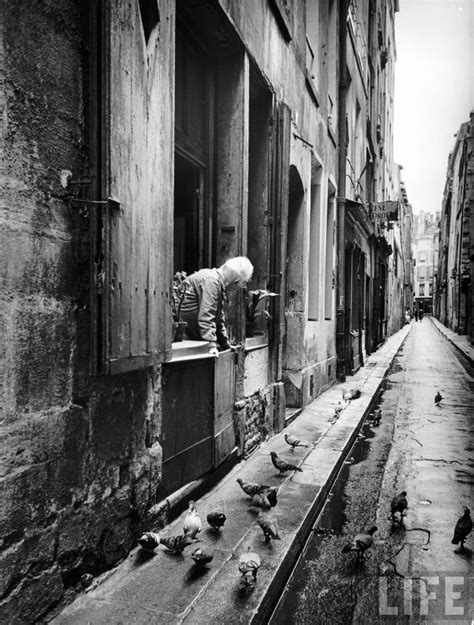 30 Fascinating Black And White Photographs Of Street Scenes Of Paris