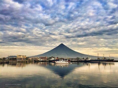 With The Majestic Mayon Volcano Legaspi City Albay Philippines