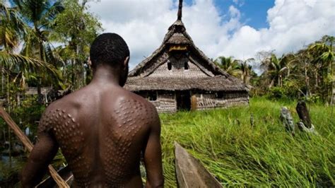 A Tribe In New Guinea Give Men Crocodile Scars To Honour Their