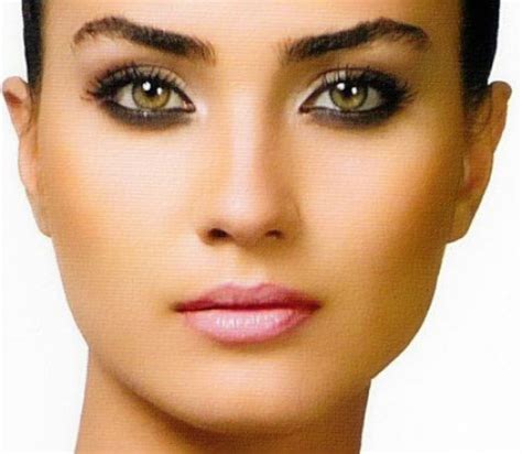 Estetiksiz ve makyajsız haliyle hayranlarını büyüleyen tuba büyüküstün'ün bu hali çok beğenildi. Makyajsız Tuba Büyüküstün sosyal medyayı salladı