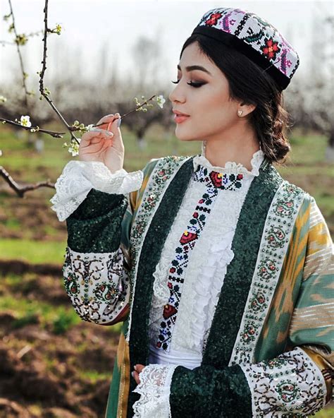 Узбечка-uzbek-traditional-garment-uzbekistan-fashion,-traditional-dresses,-traditional-outfits