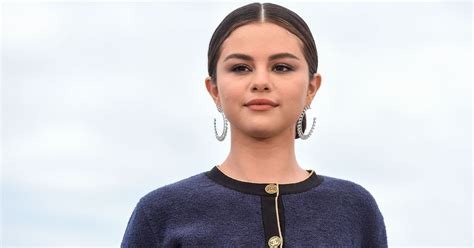 Why Selena Gomez No Longer Has Instagram On Her Phone Huffpost