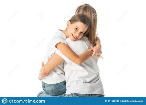 Hija Feliz Abrazando A Madre Aislada Imagen De Archivo Imagen De