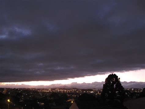 Entre elas, a pressão atmosférica, a temperatura, a umidade e a precipitação, ou seja, a quantidade de chuva em um determinado período de tempo. Tempo em Curitiba: chuva e queda de temperatura