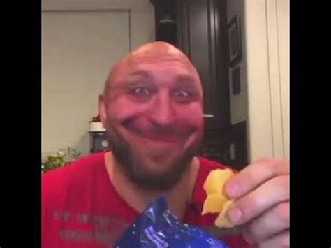 Лысый мужик жрёт чипсы и он этому очень рад YouTube
