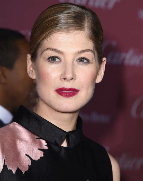 Rosamund Pike Sarah Hylands Shimmery Shadow Is The Perfect Shade For