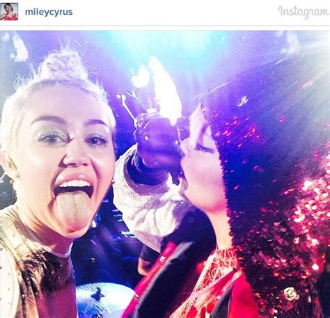Miley Cyrus Lilly Allen Δείτε τις να χορεύουν Twerking μαζί Instyle