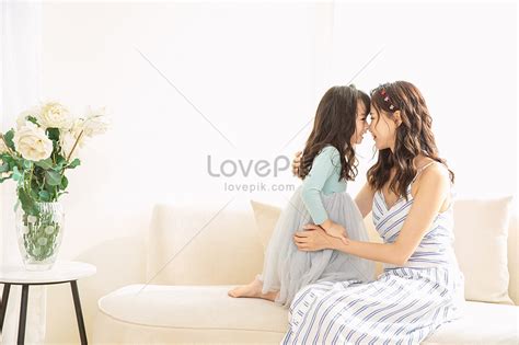 intimate play by the mother and daughter picture and hd photos free download on lovepik