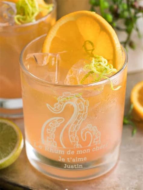 Comprend liqueur, rhum kraken, rhum, rhum et coke, kraken, dalcool par volume, cocktail, boisson alcoolisée, la lumière de rhum, le poulpe, la bière, bouteille de bière, épices. Verre à rhum personnalisé - Kraken en 2020 | Rhum, Verre ...