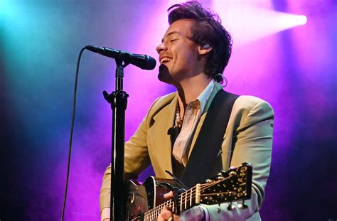 Harry styles has teamed up with calm, a mindfulness app that helps you sleep better, reduce stress and provide guided meditations. This Harry Styles Meditation Is Calm's Best Move Yet ...