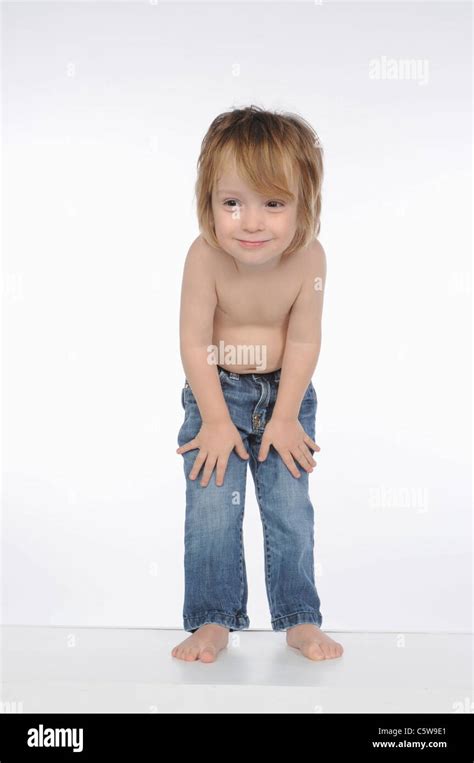 Kleiner Junge 2 3 Mit Nacktem Oberkörper Hände Auf Oberschenkeln Porträt Stockfotografie Alamy
