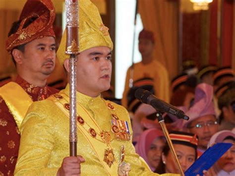 Then, sharafuddin of selangor presented a royal regalia, the crown prince of selangor's most illustrious kris (malay: Tengku Amir Shah Dimasyhur Raja Muda Selangor - MYNEWSHUB