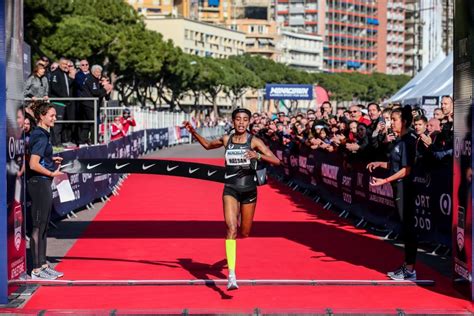 Prior to hassan, the 10,000m world record had been set by ethiopia's almaz ayana at the 2016 rio. DyeStat.com - News - Sifan Hassan Aiming for World Record ...