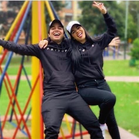 Players freely choose their starting point with their parachute and aim to stay in the safe zone for as long as possible. Por siempre Yoloriana .... | Fotos de famosos, Kim loaiza ...