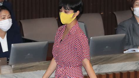 '류호정' '류호정 원피스' '국회 복장' 등의 키워드가 포털사이트 실시간 검색어 상위권을 장악했을 정도다. '본회의장 원피스' 류호정 복장 비난에 정의당 "성차별적 편견"