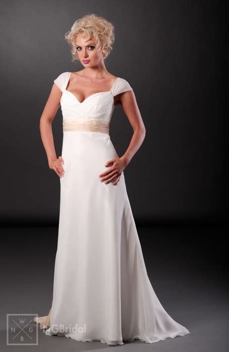 Doch mit der zeit verdrängte das weiße brautkleid das schwarze, nur noch die ärmsten der armen trugen. Рокли - Колекция GLAMOUR - Булчинска рокля - 101035 | NG ...