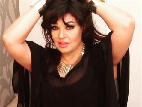 كشفت الفنانة المصرية فيفي عبده آخر تطورات حالتها الصحة، مؤكدة قرب انتهاء أزمتها الصحية التي تعرضت لها خلال الآونة الأخيرة، بعد تلقيها لحقنة في كانت فيفي عبده قد أجرت عملية جراحية مؤخرًا للتخلص من مضاعفات الحقنة التي تلقتها في مكان خاطئ، وطالبت. فيفي عبده تعود الى السوشيال ميديا بعد وفاة شقيقتها.. وهجوم ...