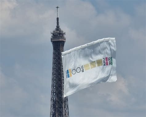 VidÉo Pourquoi Un Drapeau Géant Flotte Au Sommet De La Tour Eiffel à