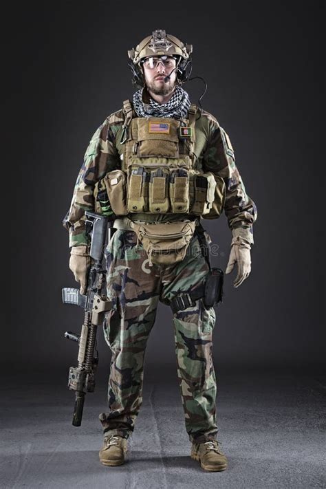 Soldado Do Exército Dos Eua No Fundo Escuro Foto De Stock Imagem De