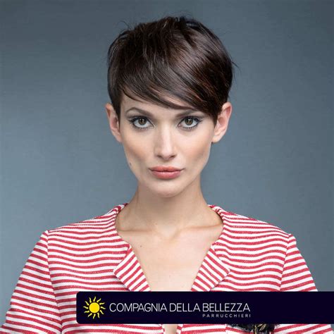 Ragazza con i capelli corti posa in abito blu alla moda e occhiali da sole rosa. Tagli capelli lisci: corti, medi e lunghi - Compagnia ...