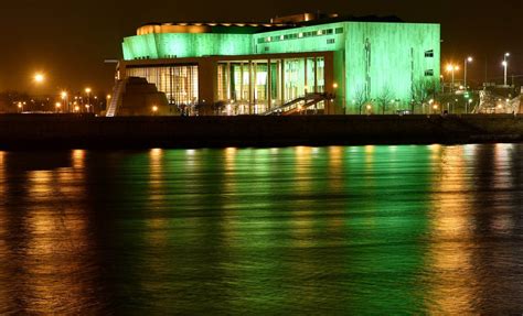 Szent patrik napja (írül lá 'le pádraig vagy lá fhéile pádraig) évente tartott ünnep szent patrik, írország egyik védőszentje tiszteletére, az írek nemzeti ünnepe. A nap képe - Zöldellő Budapest Szent Patrik napján ...