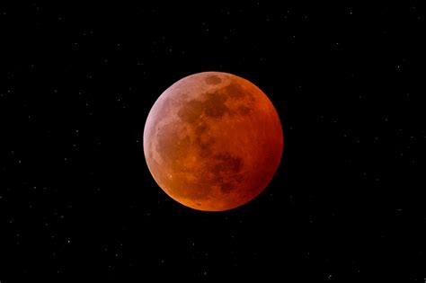 How To Photograph A Lunar Eclipse And Get Amazing Results