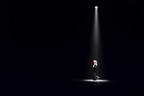 TIL about the Spotlight Effect, due to which people constantly believe that they are being ...