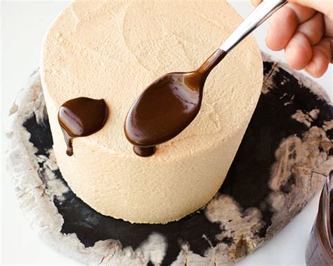 In this tutorial i demonstrate how to create a beautiful rustic black and gold cake decorated with marbled gold white chocolate shards. Drippy Chocolate Cake | The Cake Blog
