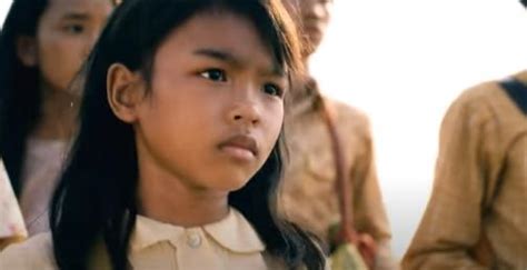 ما قصة إهانة أنجلينا جولي للأيتام من كمبوديا؟