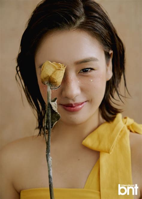 그러나 그림이 살해 현장을 너무 생생하게 표현했다는 이유로 살인 사건의 용의자란 누명을. 안은진 "'슬의생' 시즌 2 벌써 기대된다" 화보