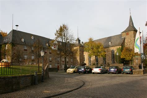 Später residierten in hückeswagen die grafen von hückeswagen, die 1260 ihren besitz den grafen von berg. Schloss Hückeswagen