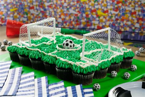 Haz Este Divertido Pastel De Cupcakes En Forma De Cancha De Futbol Y Ambienta Est Pastel De