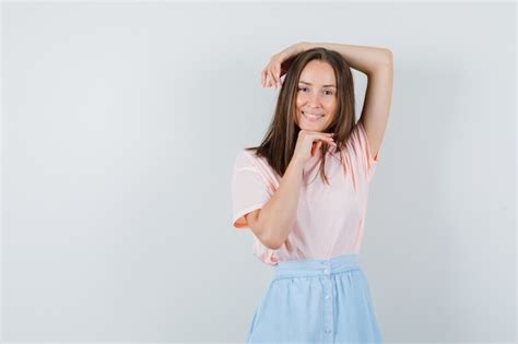 Mujer Joven Apoyando La Barbilla En La Mano Con El Brazo Estirado En Camiseta Falda Y Aspecto