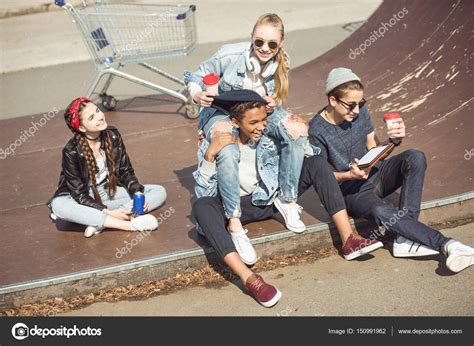 Teenagers Group Having Fun — Stock Photo © Arturverkhovetskiy 150991962