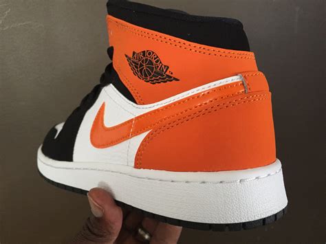 See full list on blog.kickscrew.com Air Jordan 1 Mid Shattered Backboard & How To Identify The ...