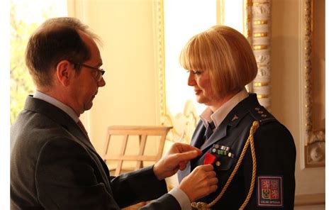 Remise Des Insignes De Chevalier De La Légion Dhonneur à Mme Vendulka