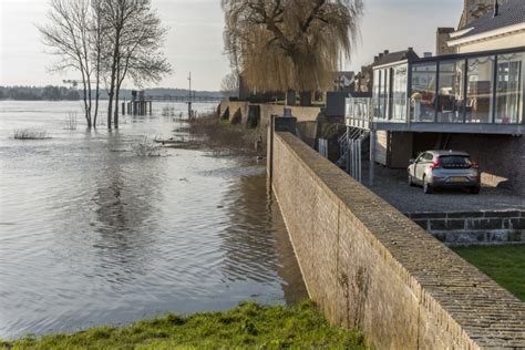 Het stijgende water levert weer mooie plaatjes op. Hoog Water 2021 | Well aan de maas