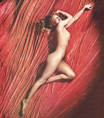 Marilyn Monroe Nude On Red Velvet Pics Min Video Bpornvideos Com