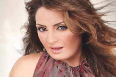 نشرت الفنانة المصرية نرمين الفقي، فيديو جديدًا لها تسبح أثناء قضاء عطلتها الصيفية. رسائل خادشة للحياء..على محمول نيرمين الفقي! | دنيا الوطن