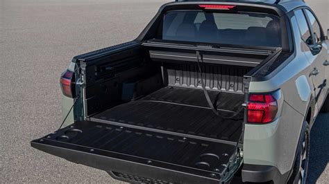Asimismo, cuenta con una cama de motores que contemplan un 1.6 litros y 2.0 litros. 2022 Ford Maverick Vs 2022 Hyundai Santa Cruz: How They ...