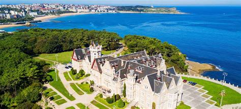 In santander, enjoy the beautiful beaches of playa de la magdalena and el sardinero, a historic city center, and an epic planetarium, all while breathing in glorious coastal air. Santander » Vacances - Guide Voyage