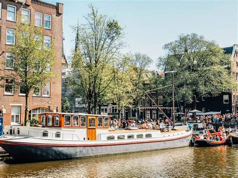 Stay on a houseboat in Amsterdam - boat accommodation guide