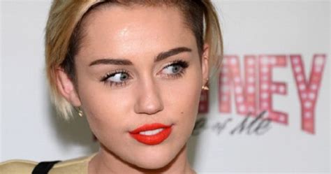 Pics Miley Cyrus Poses Naked For V Magazine Herie