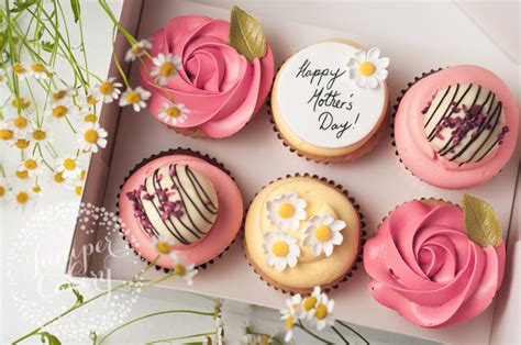 Mothers Day Cupcakes And Macarons In Hull