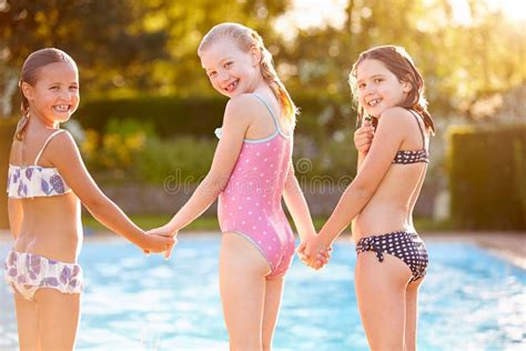 gruppe mädchen die swimmingpool im im freien spielen stockbild bild von kinder feiertag
