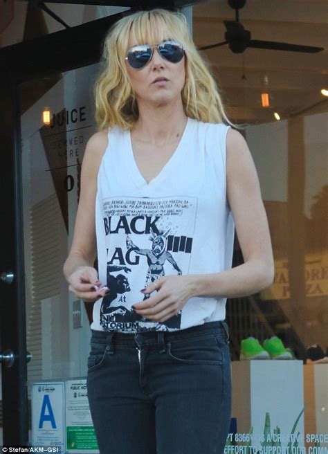 Kimberly Stewart In Skinny Jeans And A Black Flag Tank Top Daily Mail